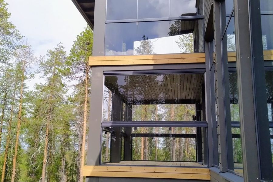 Parvekkeet lasitettuna