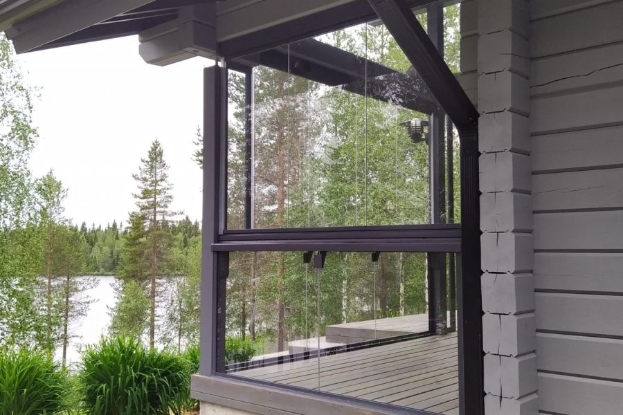 Kaide ja parvekelasit kesämökissä