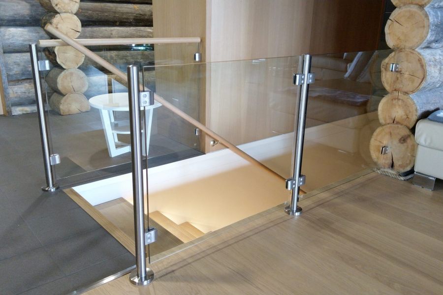 Tolpallinen lasikaide