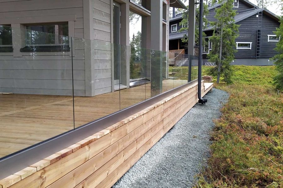 Ilmavuutta terassille kaidelasilla