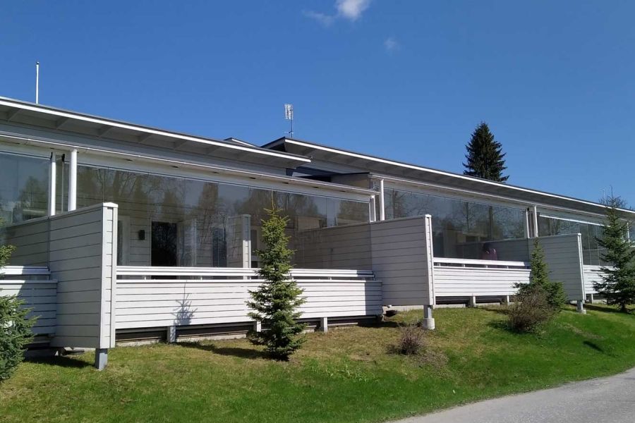 Rivitalon parvekkeen lasitus