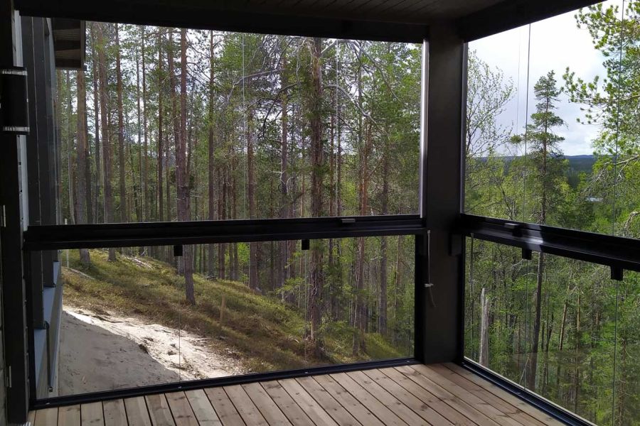 Uuden loma-asunnon parvekelasitus