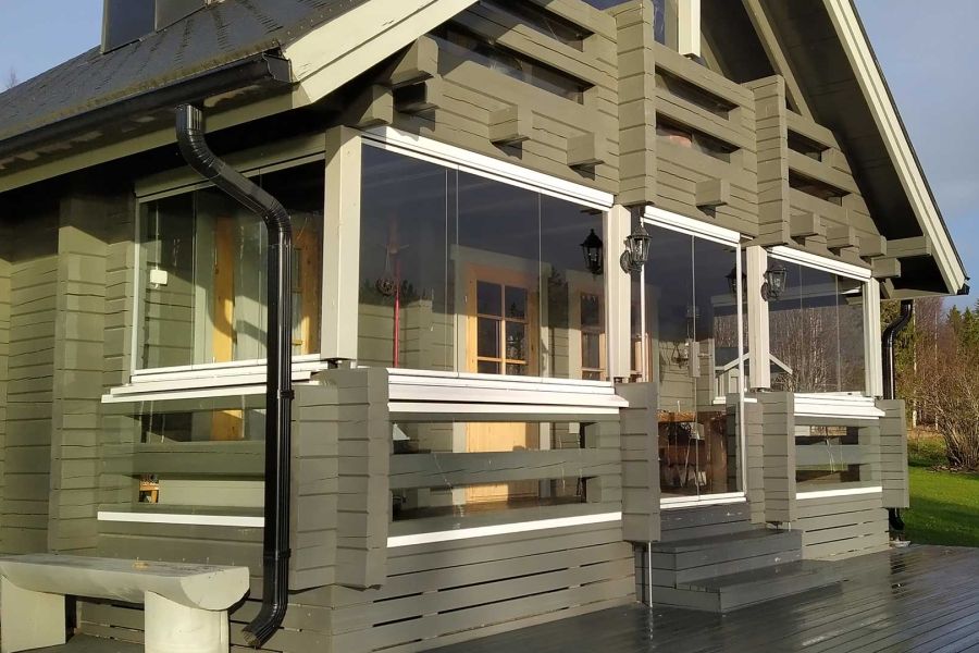 Perinteisen mökin terassin lasitus