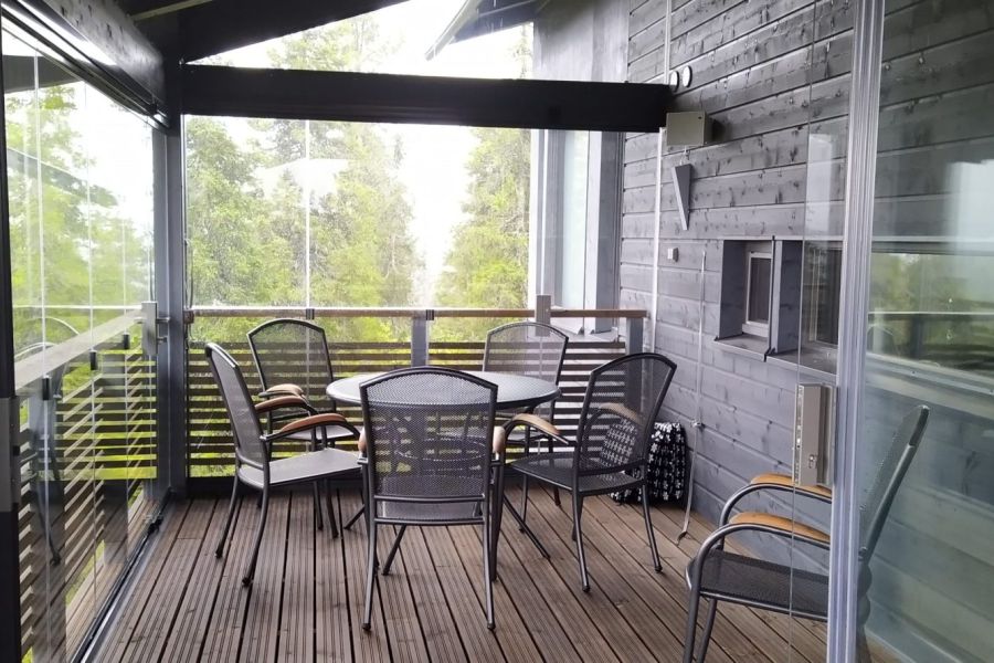 Parveke täyskorkealla lasituksella
