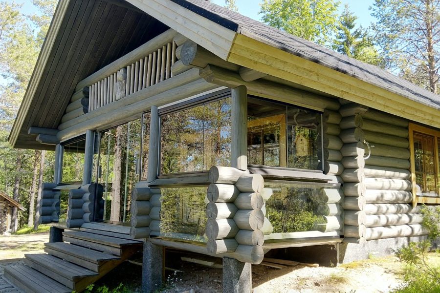 Pyöröhirsimökin terassi