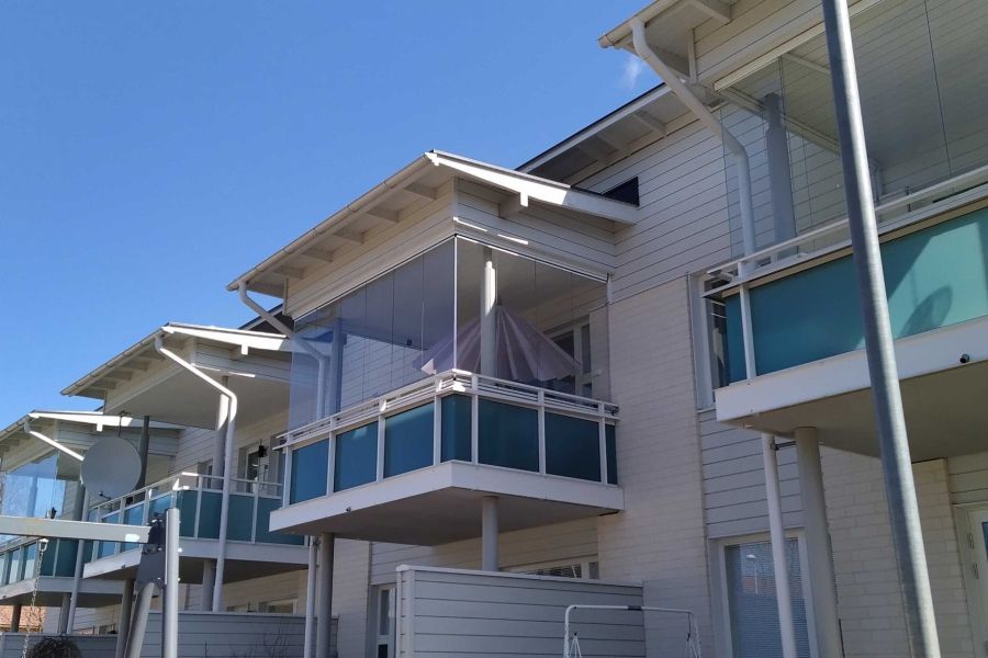 Luhtitalon parvekkeen lasitus