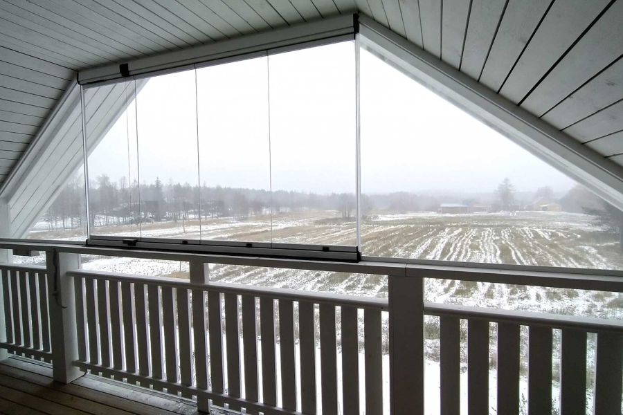 Erikoismuotoiltu parvekelasi