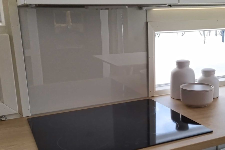 Välitilan lasi hellan takana