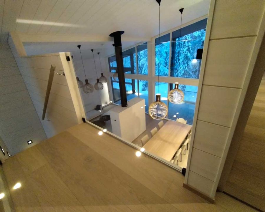 Lasikaide omakotitalon yläkertaan