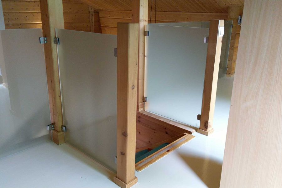 Lasikaide omakotitalon yläkertaan