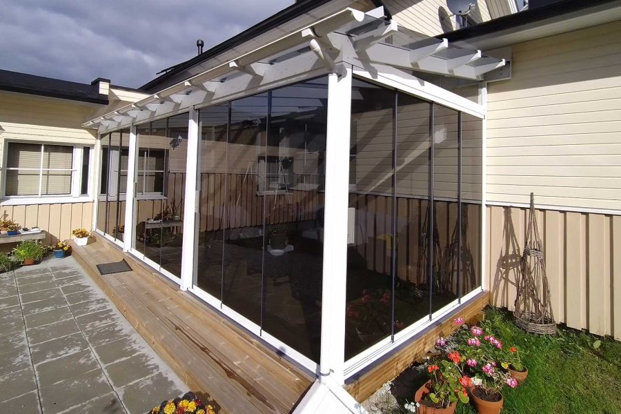 Omakotitalon terassin lasitus