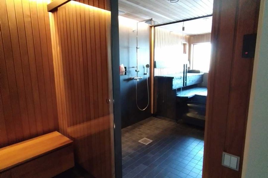 Kokolasinen liukuovi