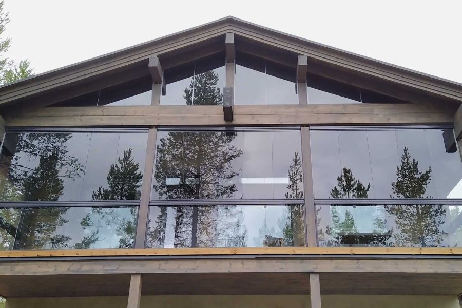 Uudisrakennuksen parvekkeen lasitus