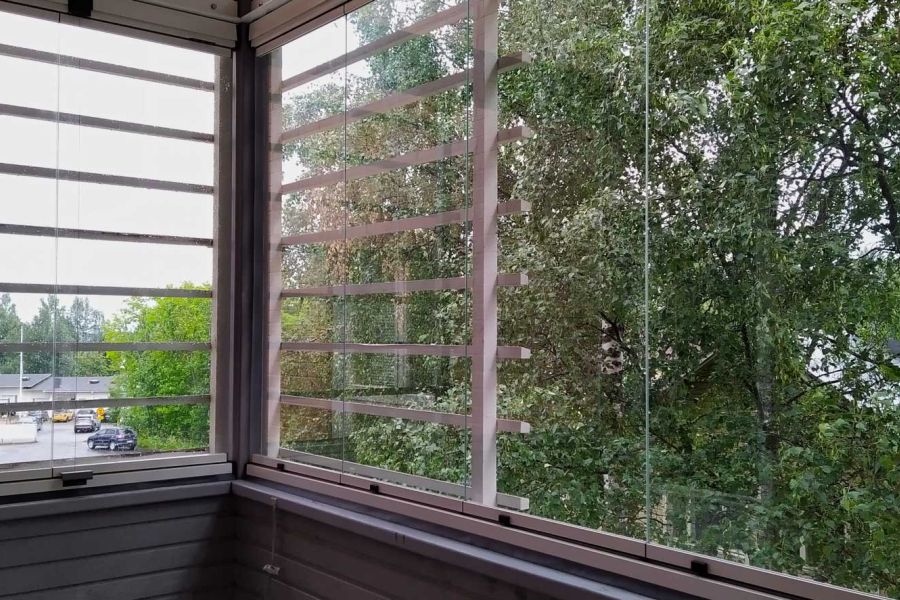 Kerrostalohuoneen parvekkeen lasitus