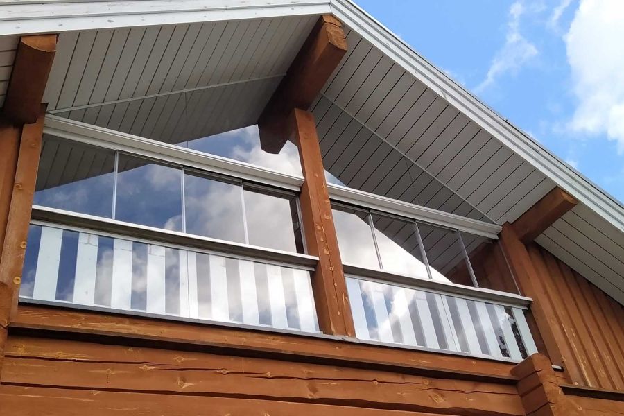 Harjakattoisen talon parvekelasitus